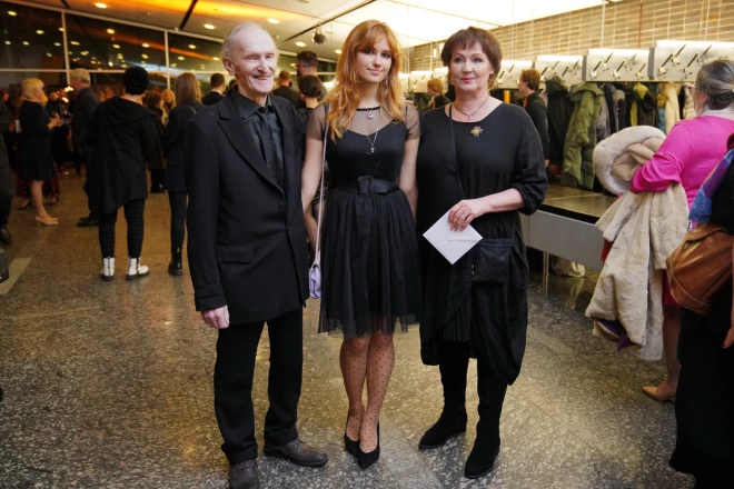 Tēvs, meita un mamma.