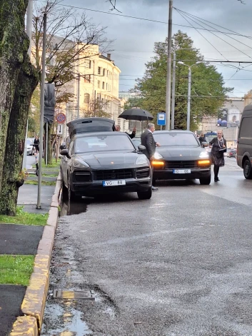 Pirms pāris gadiem arī abi brauca ar auto, kam valsts numura zīmēs ir astotnieki.