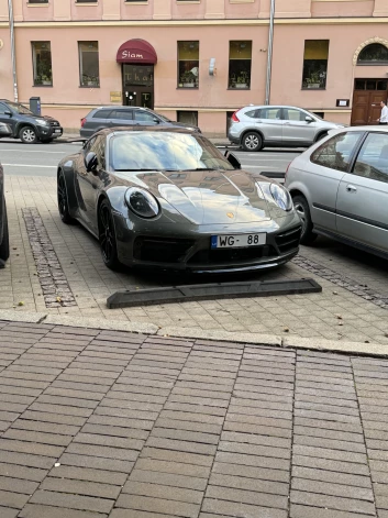 Uz teātri miljonārs ar jauno sievu atbrauca ar šādu stilīgu auto, kam valsts numura zīmē iekļauti divi astotnieki.