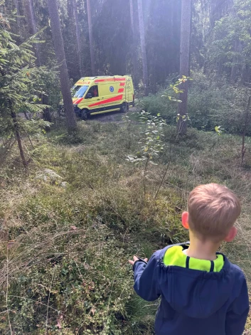 Armanda Leimaņa dēls Tomass sagaida mediķus, lai parādītu ceļu pie tēta.