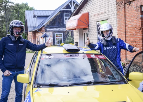 jaunais pilots Kārlis Dzenītis piedāvāja sēsties savā automašīnā tieši vienam no visslavenākajiem cēsniekiem – Kristeram Serģim.