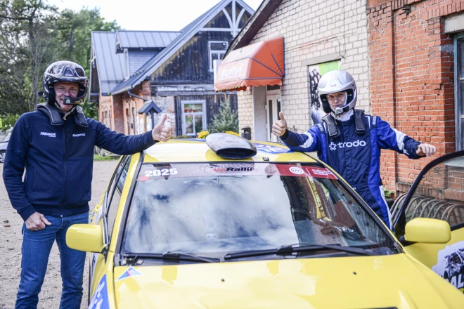jaunais pilots Kārlis Dzenītis piedāvāja sēsties savā automašīnā tieši vienam no visslavenākajiem cēsniekiem – Kristeram Serģim.