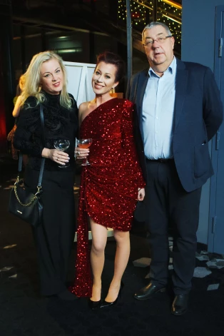 Linda, viņas mamma Sandra un audžutēvs Guntis 2023. gada nogalē režisora Dž. Dž. Dzilindžera erotiskās drāmas "Ekstāze" pirmizrādē.