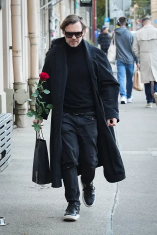 Uz bijušās dzīvesbiedres Ivetas Vecmanes jaunās tērpu kolekcijas skati mākslinieks Arvils Linde ieradās ar skaistu, sarkanu rozi un dzirkstošu šampanieti.