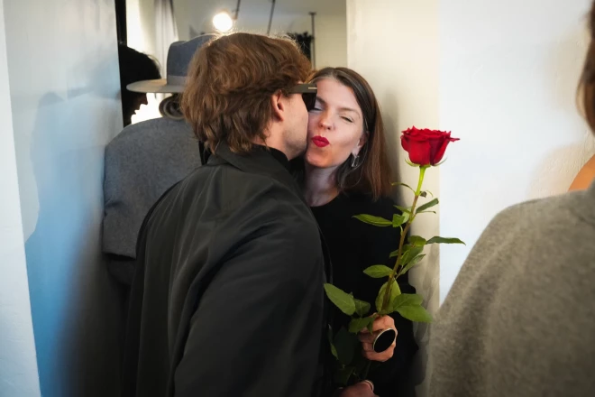 Arvils ne tikai pasniedza dāvanu, bet arī mīļi noskūpstīja bijušo dzīvesbiedri.