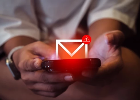 Преступники пытаются залезть в ваш телефон.