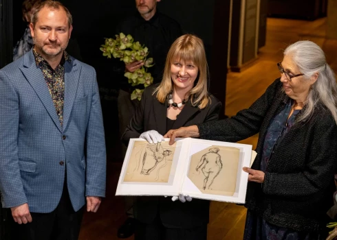 Dāvinājumam izraudzītos agrīnā daiļrades posma zīmējumus muzejam pasniedza mākslinieka meita Keita Rotko Prizela sava tēva 122. dzimšanas dienas pasākumā.