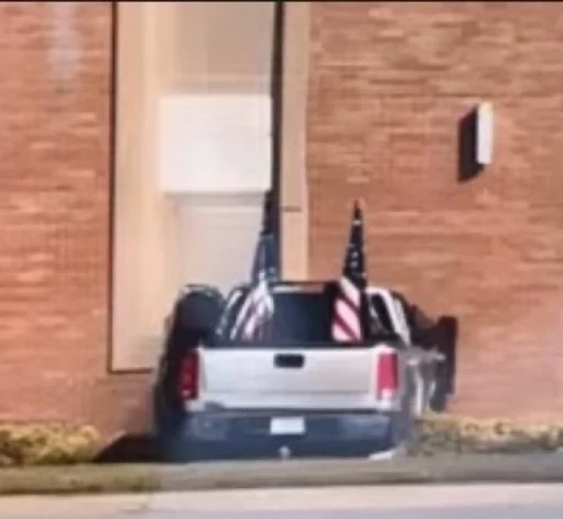 Kāds aculiecinieks stāsta, ka apšaude sākusies neilgi pēc plkst. 10.00, kad dievnamā notika dievkalpojums. To esot pārtraucis spējš blīkšķis, ko izraisīja automašīnas ietriekšanās ēkā.