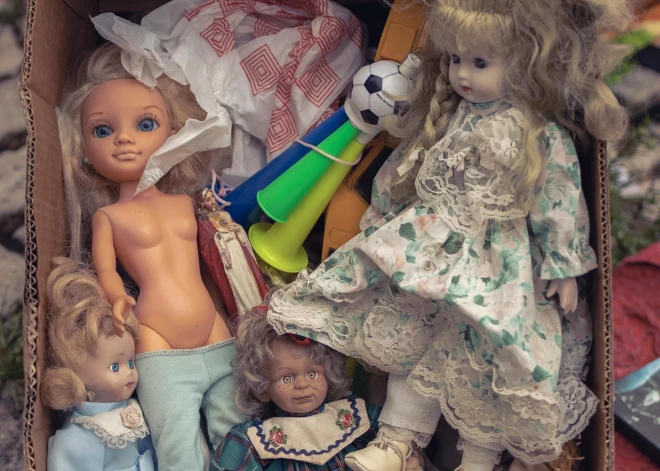 Negaidīts pavērsiens pēc lietoto preču veikala apmeklējuma: no grāmatas izkrīt zīmīte ar satraucošu vēstījumu