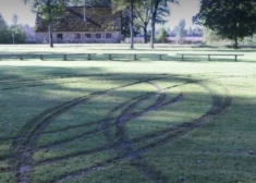 100 eiro atradējam! Ērberģē meklē "brašuli", kurš driftojis pa skolas futbola laukumiem