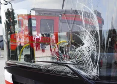 Hamburgā skolēnu autobuss sadūries ar sabiedrisko transportu - smagi cietusi grūtniece