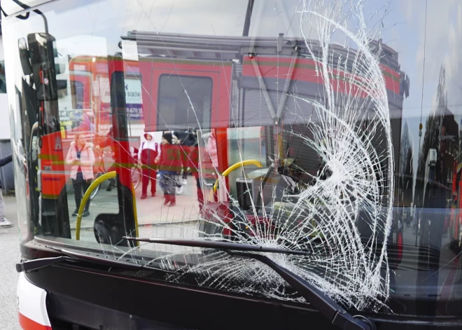 Hamburgā skolēnu autobuss sadūries ar sabiedrisko transportu - smagi cietusi grūtniece