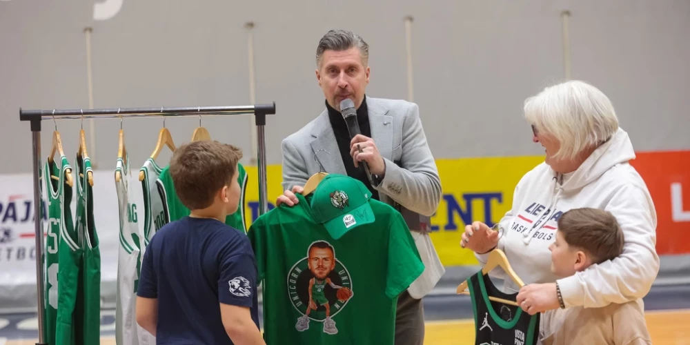 BK "Liepāja" kluba direktors Normunds Atvars (centrā)