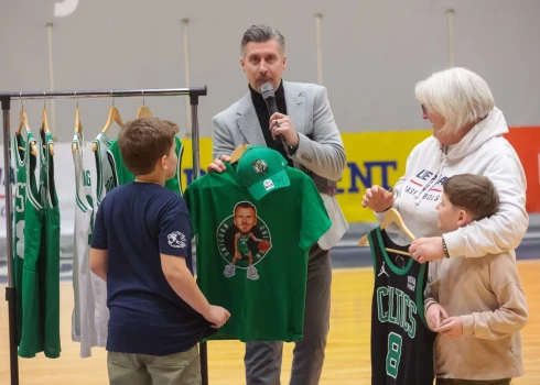 BK "Liepāja" kluba direktors Normunds Atvars (centrā)