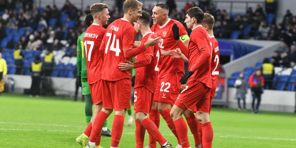 Krievijas izlases futbolisti spēlē pret Grenadu.