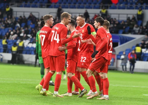 Krievijas izlases futbolisti spēlē pret Grenadu.