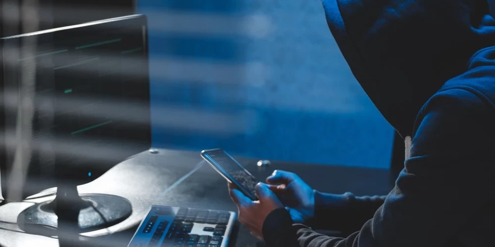 Nesen Daugavpilī telefonkrāpnieki no kāda seniora izmānījuši 91 000 eiro, ziņo Valsts policija.