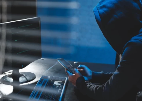 Nesen Daugavpilī telefonkrāpnieki no kāda seniora izmānījuši 91 000 eiro, ziņo Valsts policija.