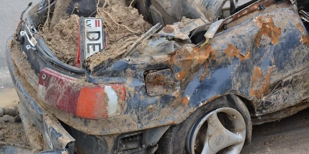 Automašīna "Audi", kuru izraka ar bēdīgi slavenā Aizputes biznesmeņa Aigara Zikmaņa līķi.