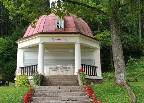 “Bundulītis” jau ilgus gadus ir guvis sabiedrības atzinību kā vieta ar unikālu raksturu un īpašu noskaņu. Izsoles objekts ietver īpašuma “Gaujas NP Siguldas novads” zemes daļu 0,09 ha platībā Turaidas ielā 7, Siguldā, kā arī tajā esošo kiosku (63 kv.m) un nojumi.