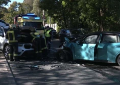 Серьезная авария в Риге: Volkswagen выехал на встречку из-за "умной системы" и врезался в BMW