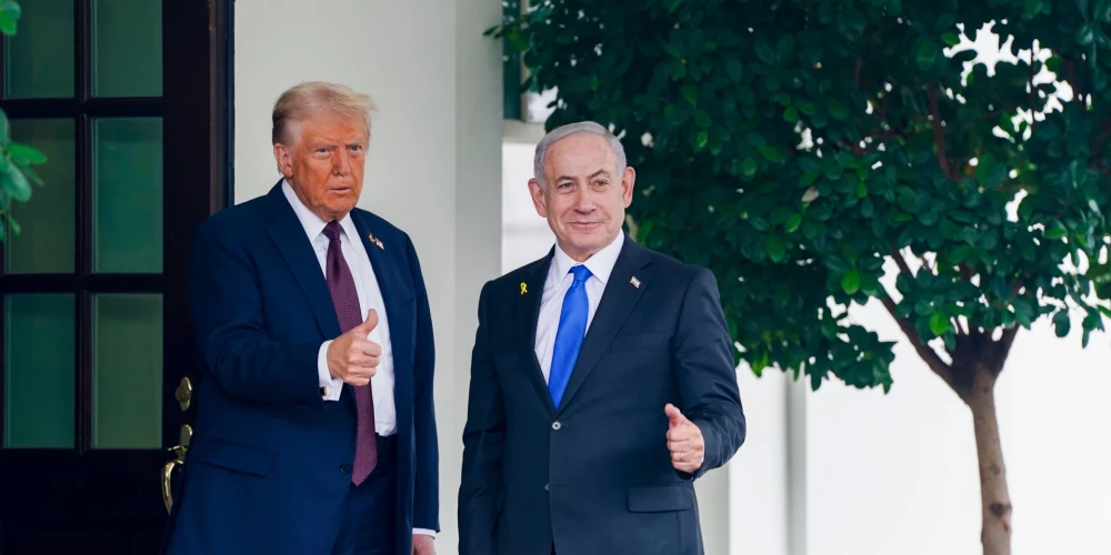 Президент США Дональд Трамп поприветствовал премьер-министра Израиля Биньямина Нетаньяху при его прибытии в западное крыло Белого дома в Вашингтоне 29 сентября.
