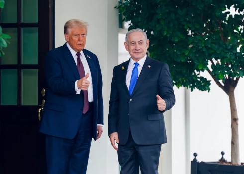 Президент США Дональд Трамп поприветствовал премьер-министра Израиля Биньямина Нетаньяху при его прибытии в западное крыло Белого дома в Вашингтоне 29 сентября.