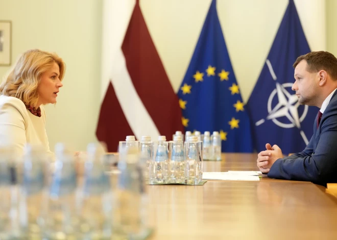 “Publisks pēriens mediju klātbūtnē”: cilvēki apspriež Evikas Siliņas sarunu ar ministru Reini Uzulnieku