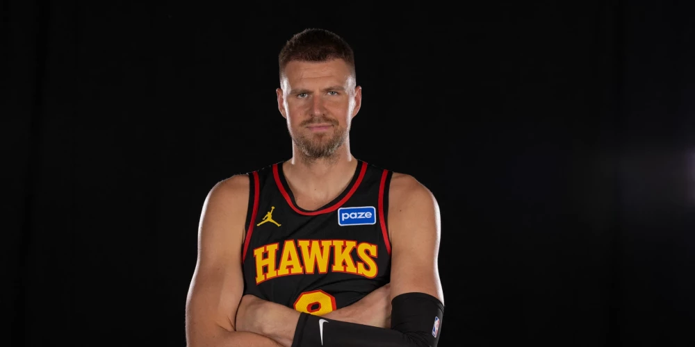 Kristaps Porziņģis pielaikojis Atlantas "Hawks" kreklu. 