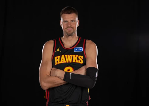 Kristaps Porziņģis pielaikojis Atlantas "Hawks" kreklu. 