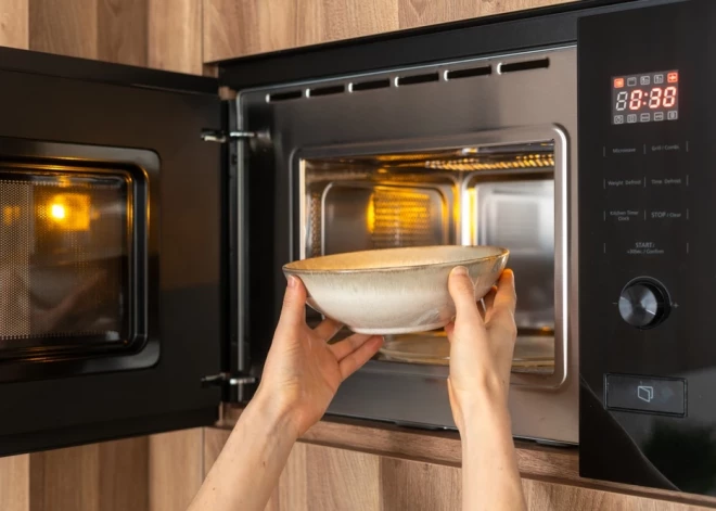 Опасность в микроволновке: почему подогрев жидкостей может привести к беде