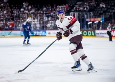 Latvijas izlases uzbrucējs Ravinskis tiek nosūtīts uz AHL