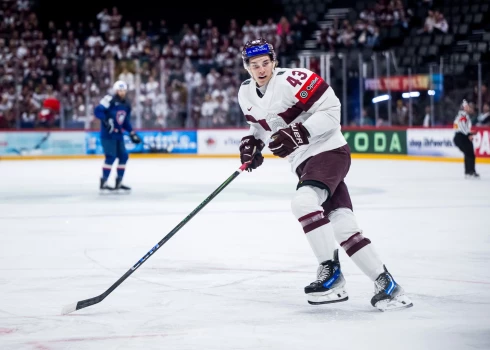 Anrī Ravinskis šī gada pasaules čempionātā debitēja Latvijas hokeja izlasē.