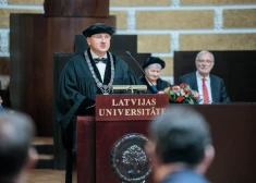 FOTO: Latvijas Universitāte Senāta svinīgajā sēdē sveikti Goda doktori un Emeritus profesori
