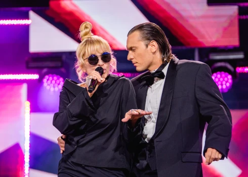 Лайма Вайкуле с танцором на фестивале.