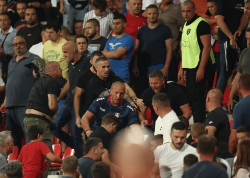 Serbijas futbola fani spēlē pret Angliju neņēma vērā futbola federācijas aicinājumus uzvesties kārtīgi.
