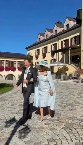 Džoana Kolinsa dodoties uz dēla Sašas kāzu ceremoniju Zalcburgā.