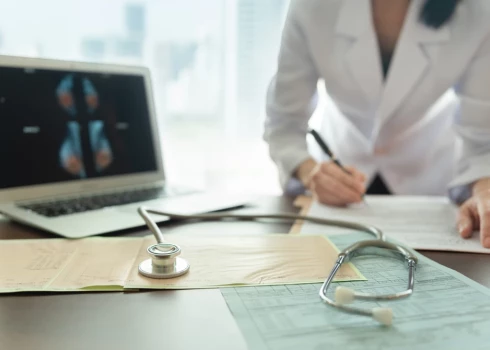 Krūts vēža skrīnings Latvijā tiek nodrošināts reizi divos gados sievietēm vecumā no 50 līdz 68 gadu vecumam, un tas ir pilnībā apmaksāts no valsts budžeta.