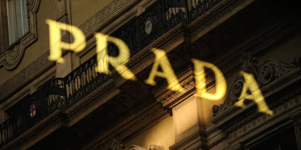 Eiropas Komisija otrdien apstiprināja Itālijas modes nama "Prada" ieceri par 1,25 miljardiem eiro iegādāties konkurentu "Versace".