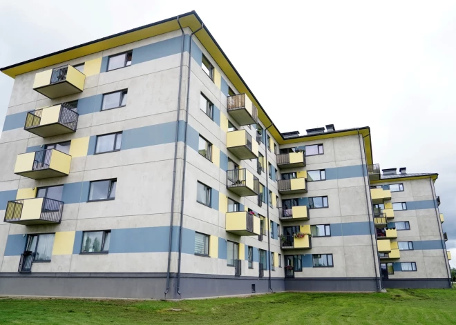 На этой неделе в Латвии откроют первые два дома с низкой квартплатой. Но снять в них жилье уже не получится