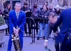 VIDEO: Pentagona vadītājs Pīts Hegsets piedzīvo neveiklu mirkli televīzijas tiešraidē