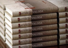 Izglītības kvalitātes valsts dienests: pedagogu trūkums un valodas barjeras kavē pāreju uz mācībām tikai latviešu valodā