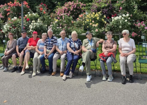 Ekskursanti atpūtas brīdī.