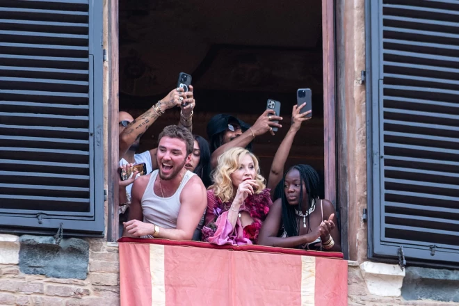 Popzvaigzne Madonna ar mīļoto vīrieti un saviem bērniem dzimšanas dienā Itālijā šā gada 16. augustā. Dziedātājai līdzās dēls Roko un adoptētā meita Mērsija.