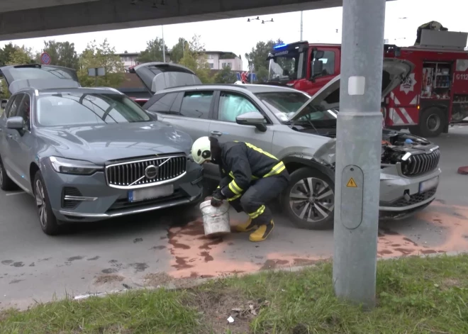 "Случайно" проехала на красный: устроившая ДТП в Риге автоледи объяснила причину