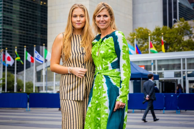 Принцесса Амалия и королева Максима.