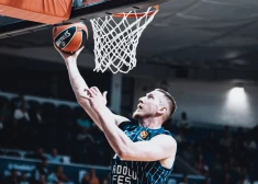 Rolands Šmits ar rezultatīvu spēli otrajā puslaikā kaldina "Anadolu Efes" panākumu ULEB Eirolīgā