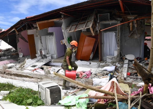 Спасатель работает на месте обрушившегося здания в городе Бого 1 октября 2025 года, где после мощного землетрясения магнитудой 6,9 пропали без вести три человека.