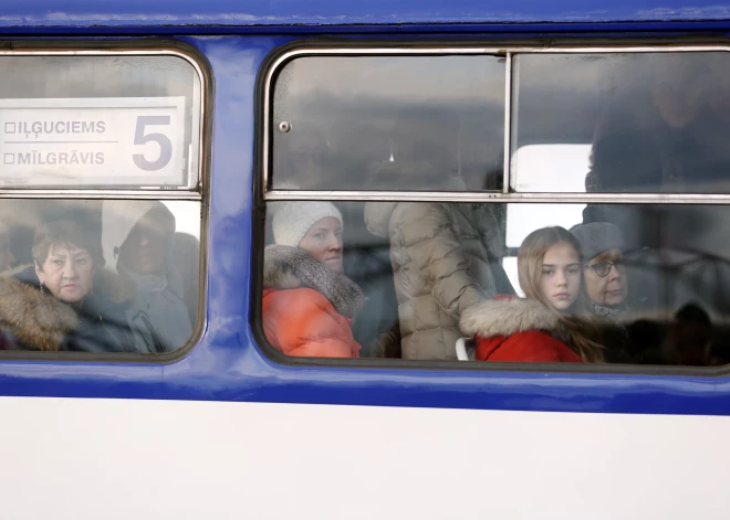 Neproti palūgt vietu autobusā, stāvi kājās...vai dot vietu transportā? 