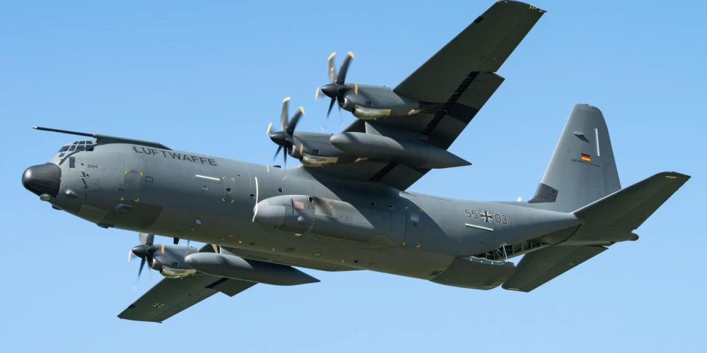 Nezināmi uzbrucēji raidīja pirotehnisku lādiņu pa Bundesvēra militāro transporta lidmašīnu C130.